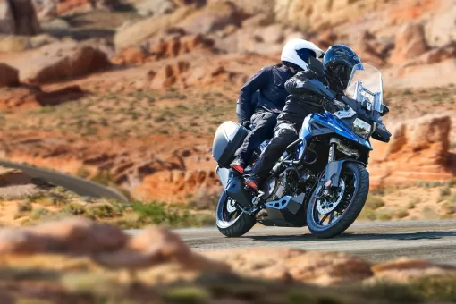 v-strom-1050-de-pricing-action-5-bi62ktfupk.jpg