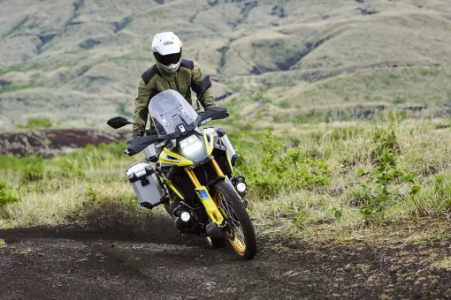 v-strom-1050-de-pricing-action-1-6qamwyetlc.jpg